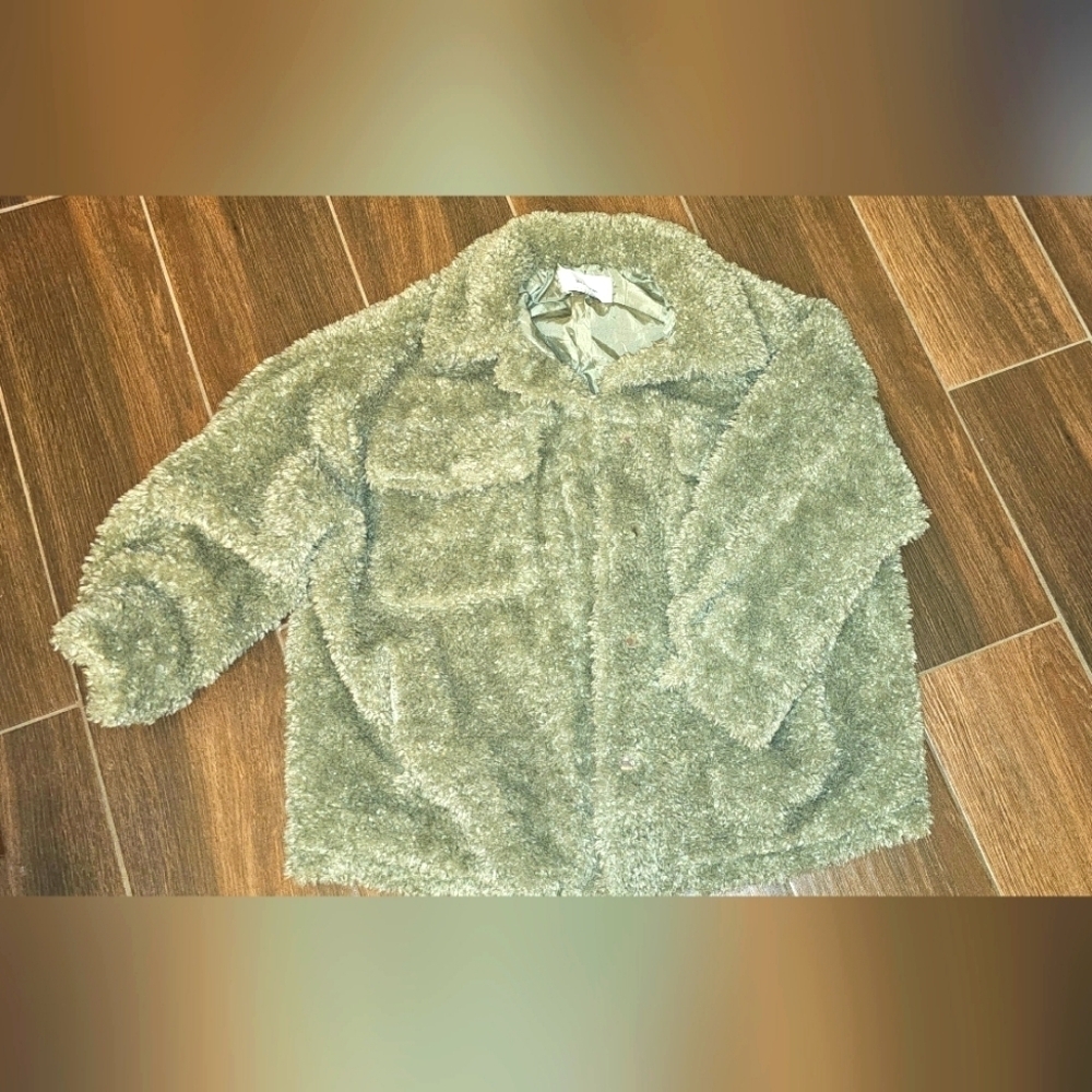 Stradivarius Ultra shaggy Fleece jacket sz Large Light army green sage